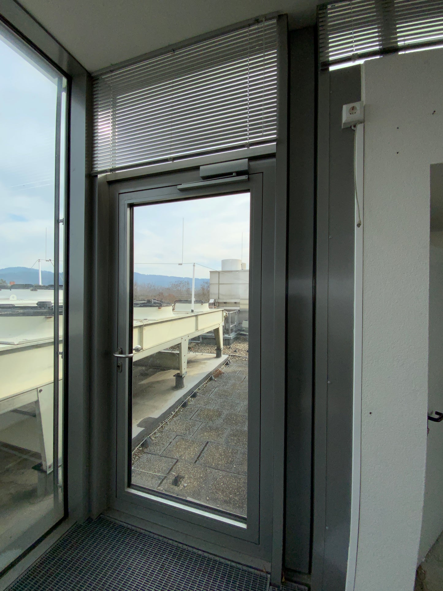 Pfosten-Riegel-Fassade mit Tür 1250x3000x200