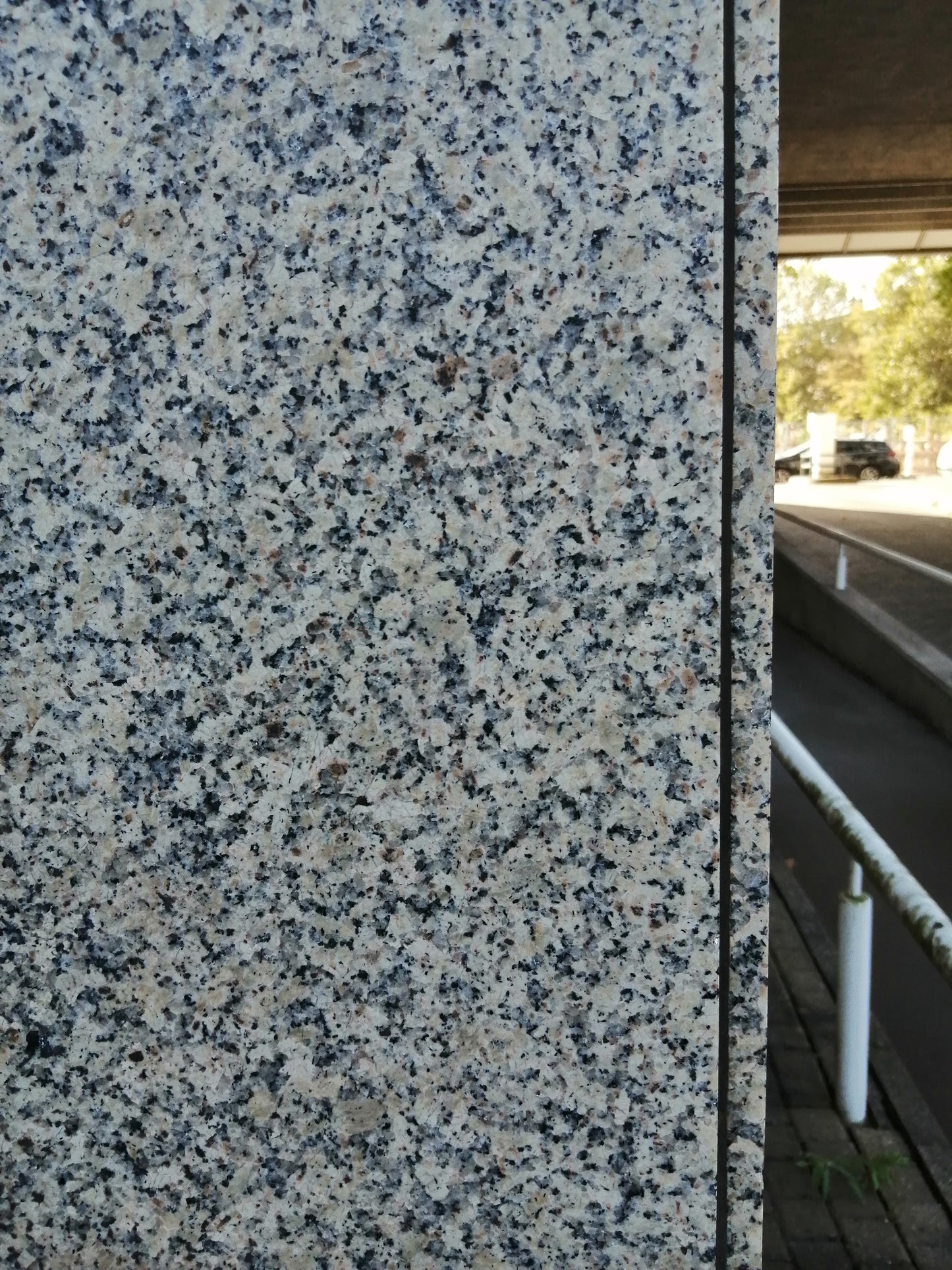 Granitstein Bianco Sardo Fassadenplatten 84 cm Länge