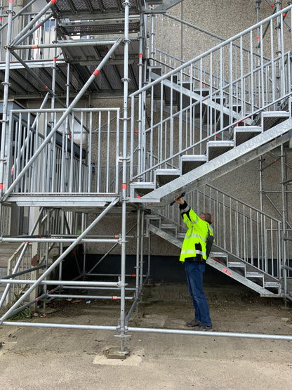 Fluchttreppenhaus Layher - Allroundgerüst ABHOLBEREIT/DEMONTIERT