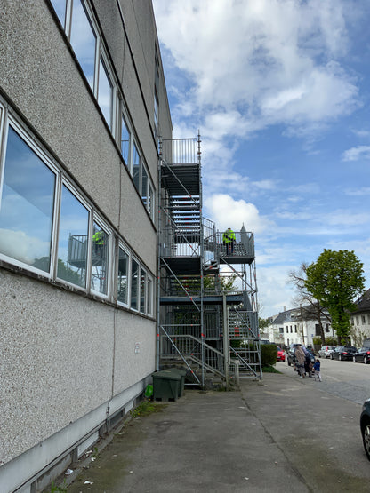 Fluchttreppenhaus Layher - Allroundgerüst ABHOLBEREIT/DEMONTIERT