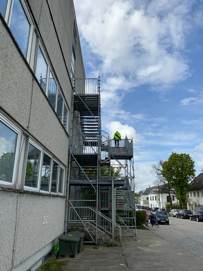 Fluchttreppenhaus Layher - Allroundgerüst ABHOLBEREIT/DEMONTIERT