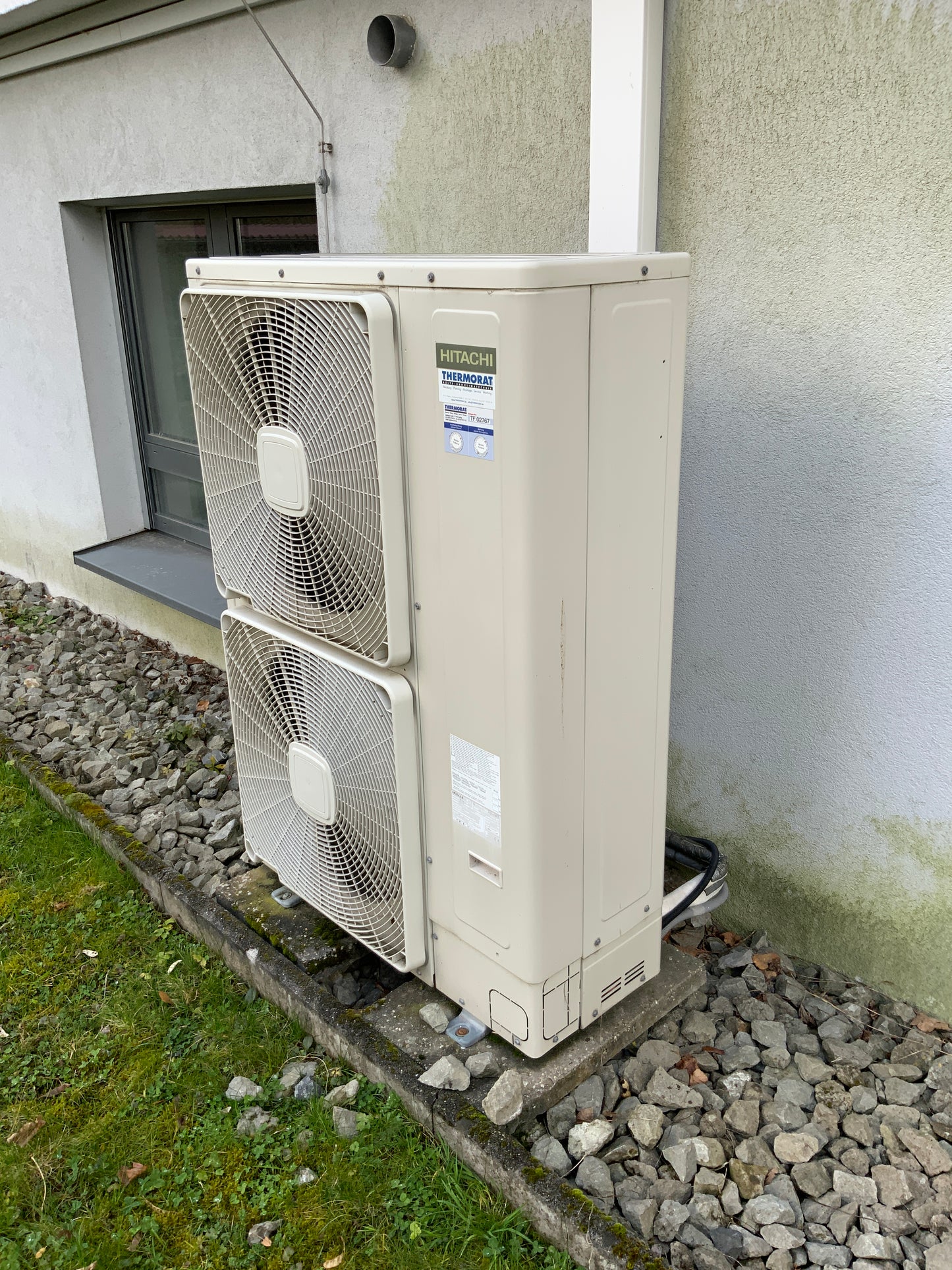 Klimaanlage Hitachi RAS-4HRNM2E 950x1370x440