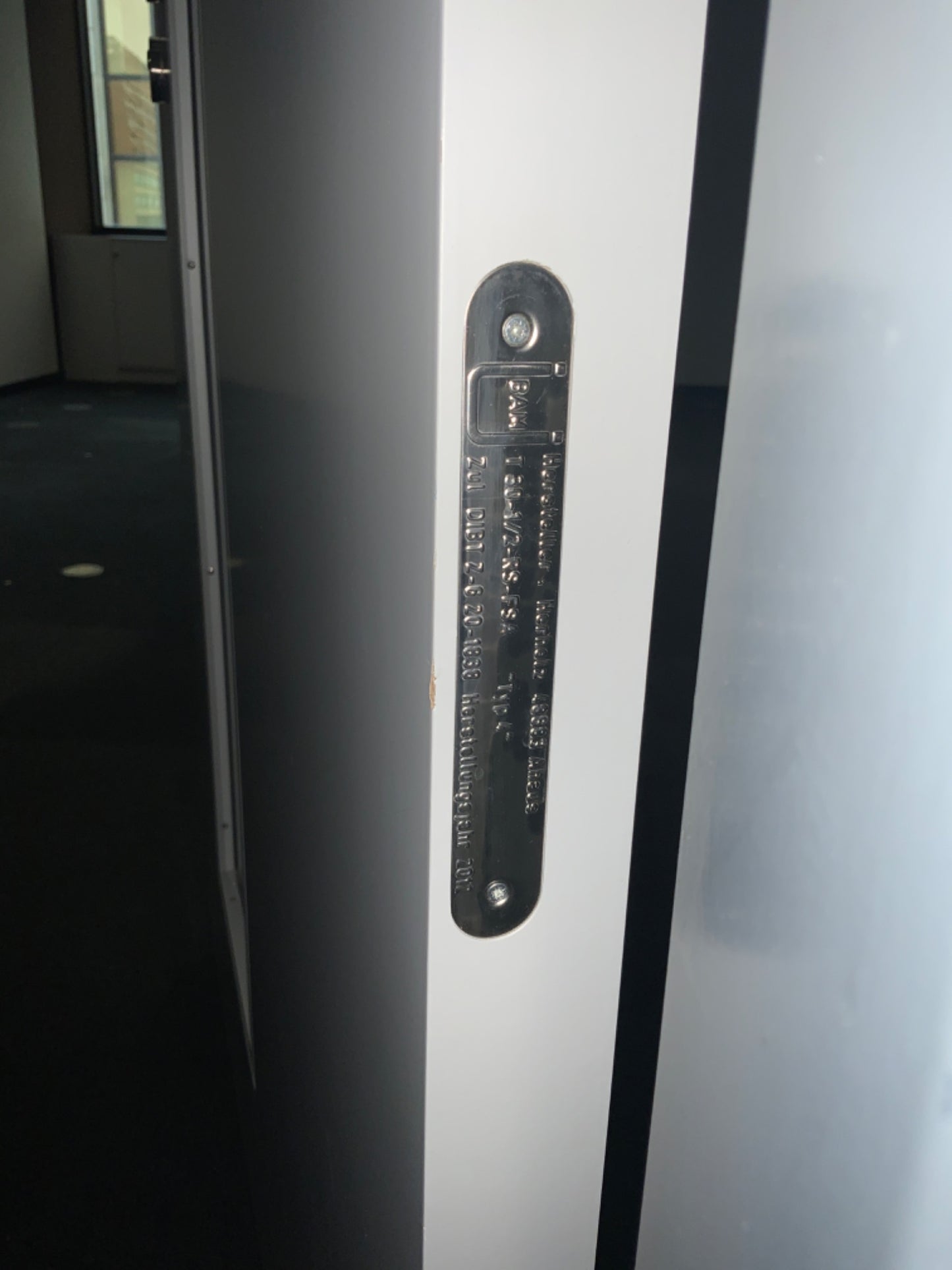 Brandschutztür - innen mit Verglasung und Türschließer DIN R+L 160x1030x2150