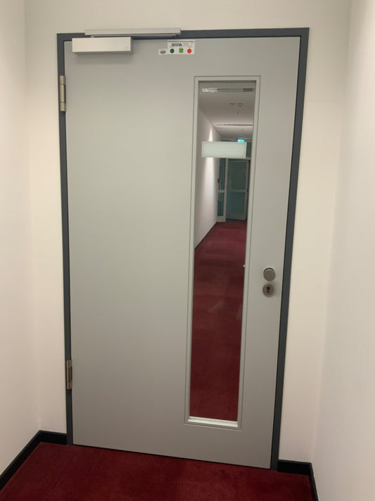Brandschutztür - innen mit Verglasung und Türschließer DIN L 160x1150x2150