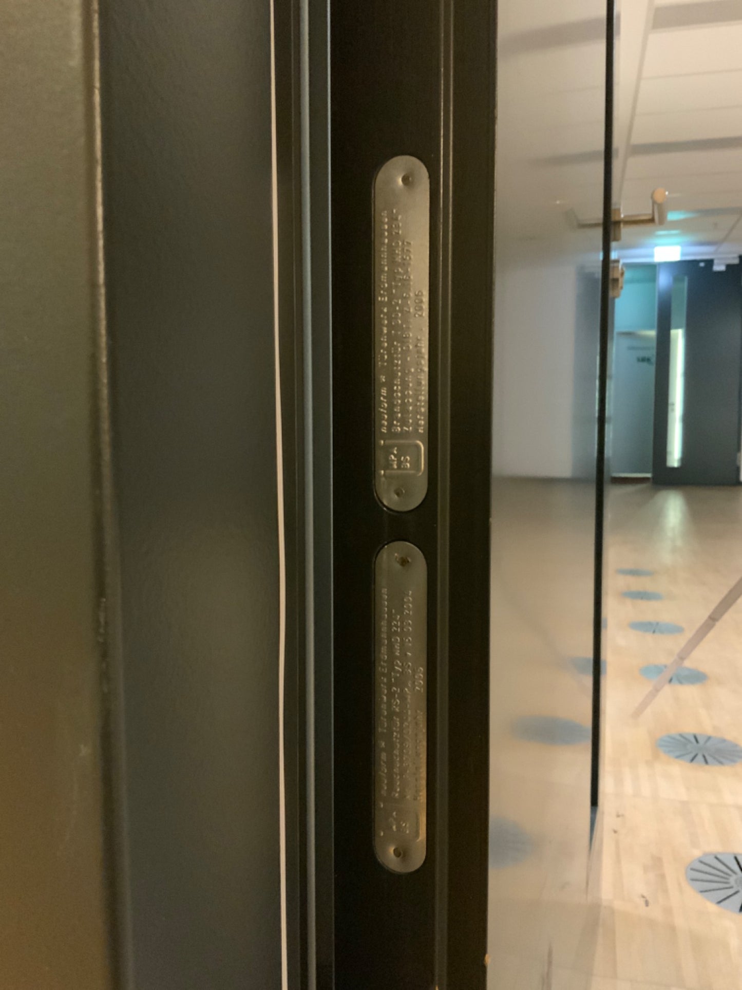 Brandschutztür - innen mit Glaspanel und Türschließer DIN R oder L