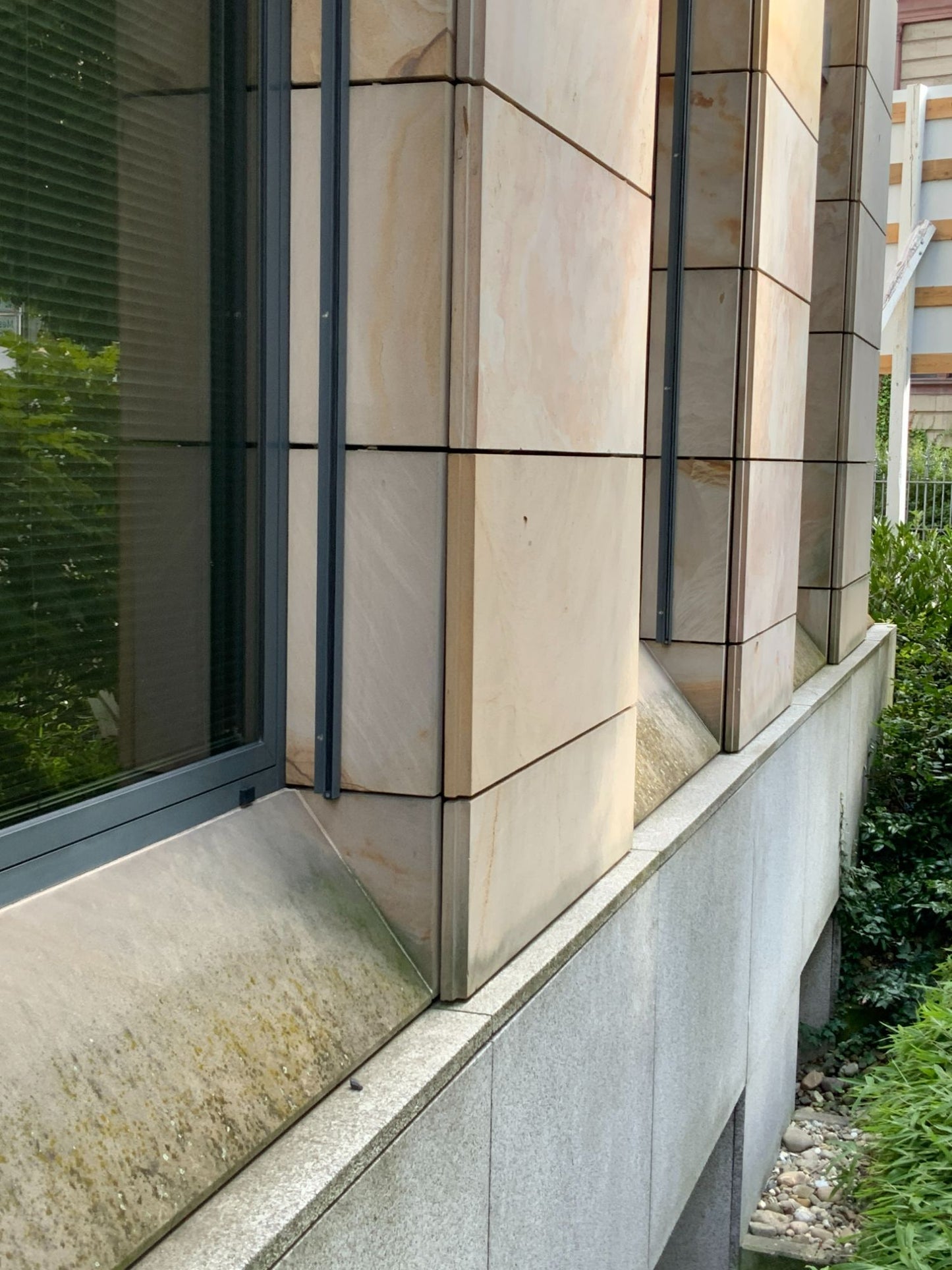 Vorgehängte Außenwandbekleidung - Natursteinplatten, einseitige Abkantung 1270x580x40