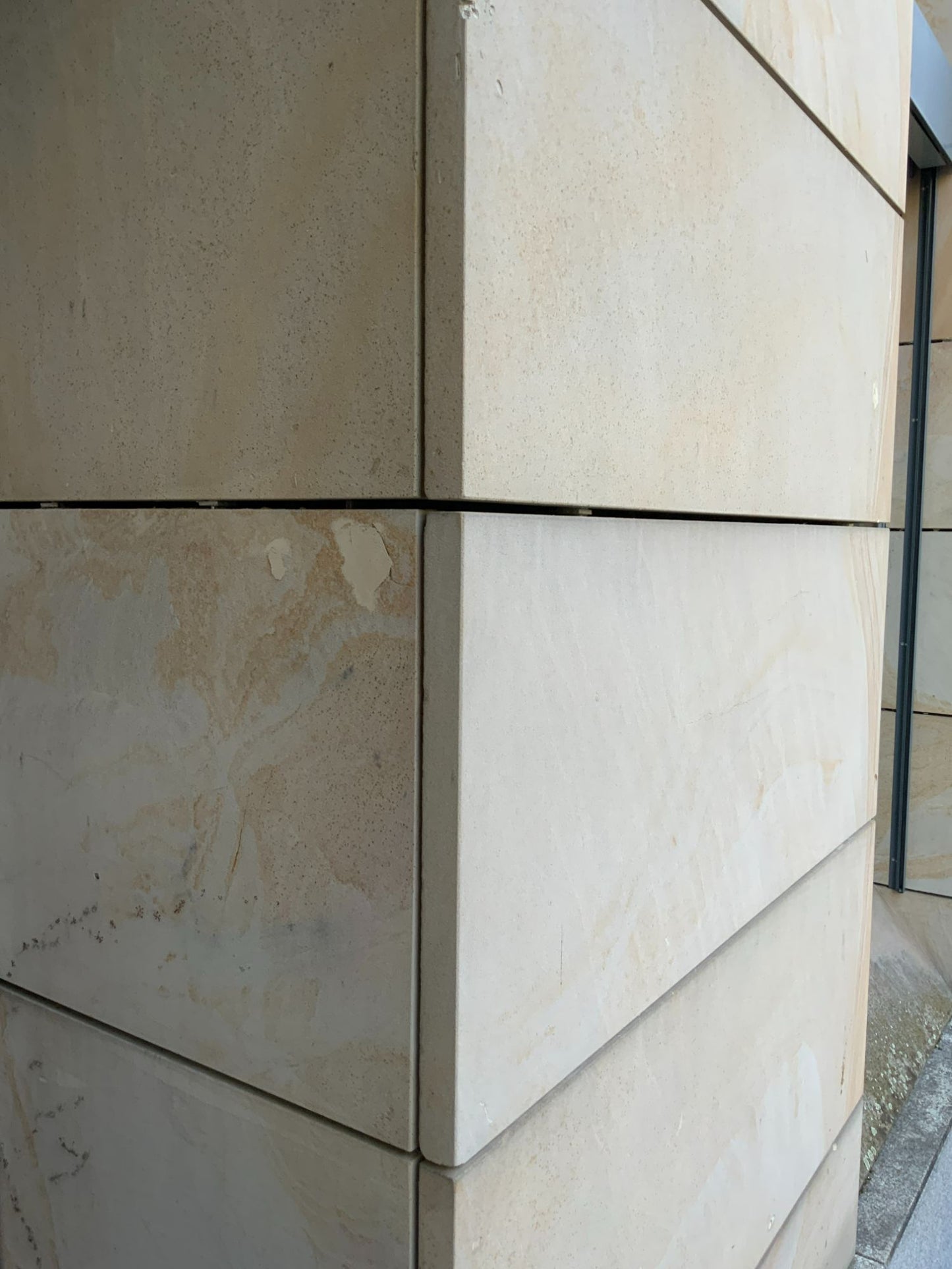 Vorgehängte Außenwandbekleidung - Natursteinplatten , einseitige Abkantung 1520x580x40
