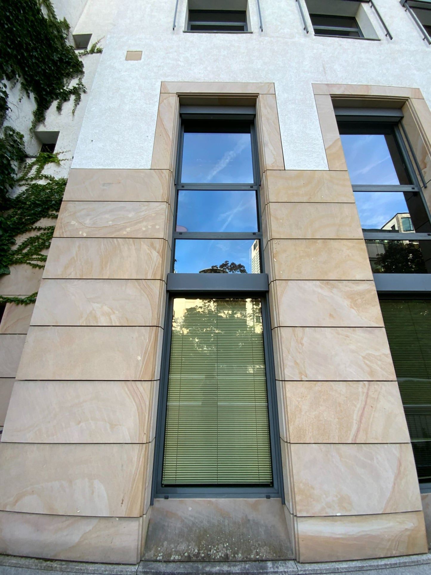 Vorgehängte Außenwandbekleidung - Natursteinplatten, beidseitige Abkantung 1270x580x40