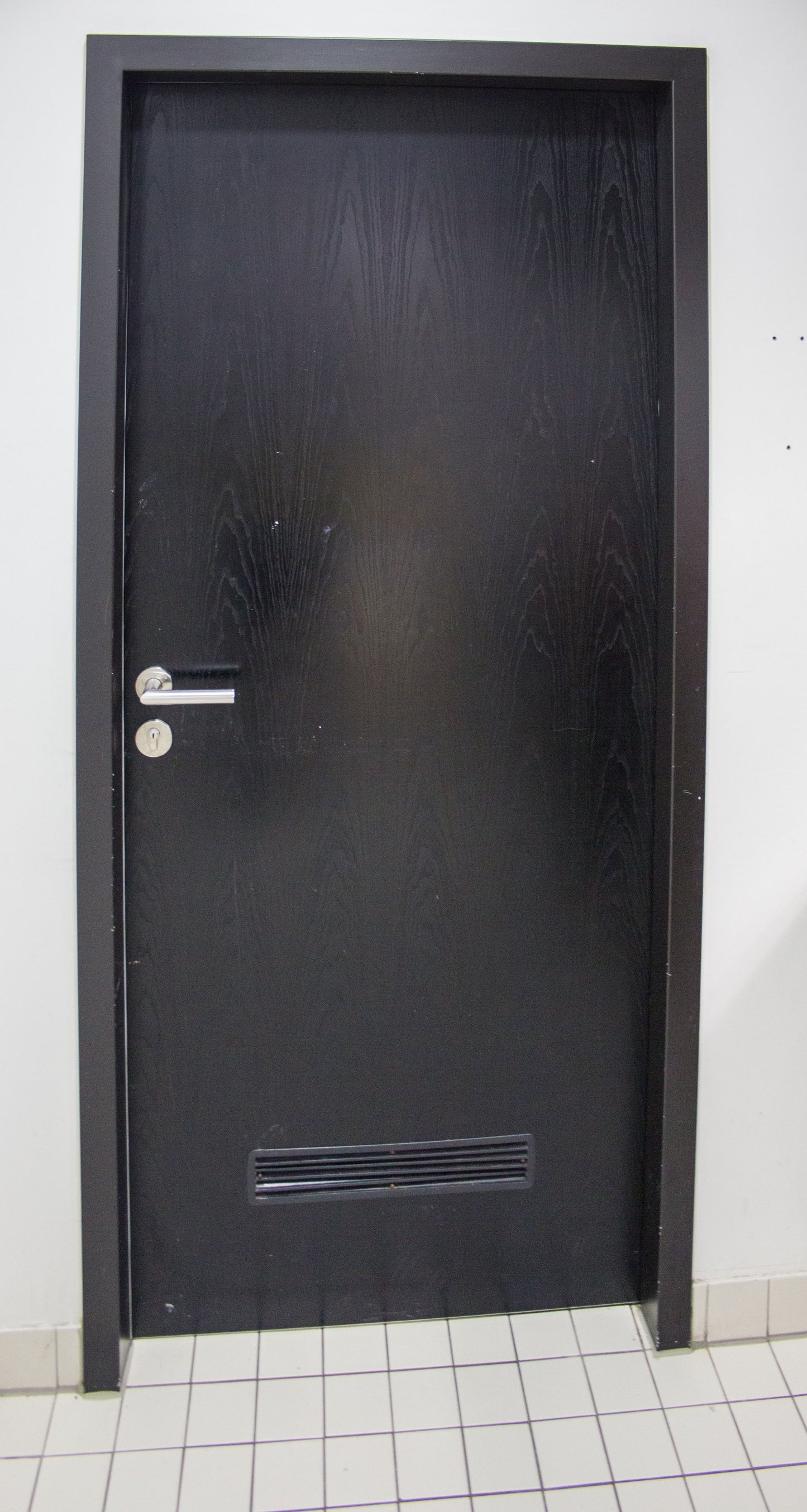 Badezimmertür schwarz mit Lüftungsschlitzen DIN L - Concular - Gebrauchte Baumaterialien kaufen